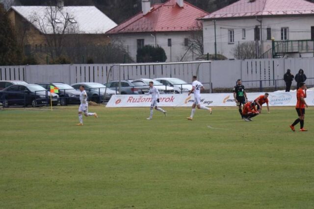 Prvý raz vo Fortuna lige putoval predčasne pod sprchu