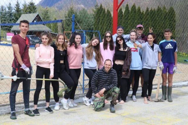 Partia spod vysokej siete si vysúkala rukávy