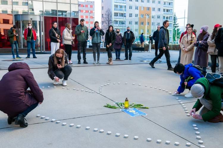Študenti a zamestnanci KU vytvorili zo sviečok srdce pre Ukrajinu