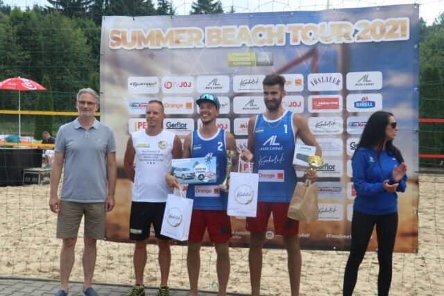 Plážový volejbal v plnom lesku