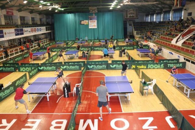 V Koniarni miesto deravých košov dvanásť pingpongových stolov