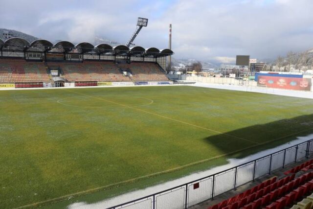 Všade sneh, ale vo futbalovom stánku zelený koberec