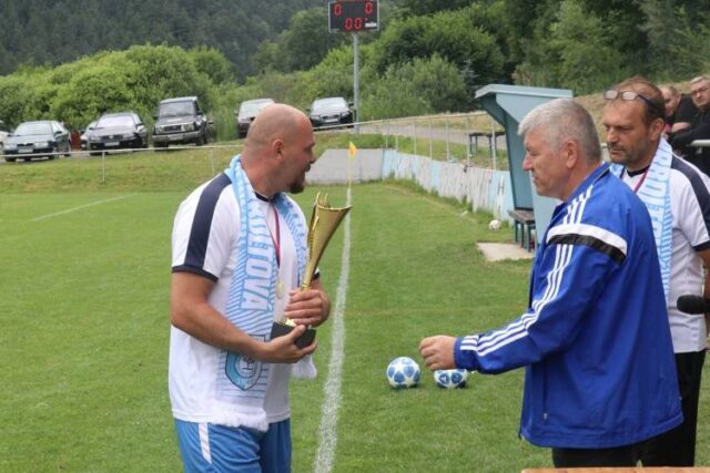 Pohár, medaily a šály pre futbalistov Hrboltovej