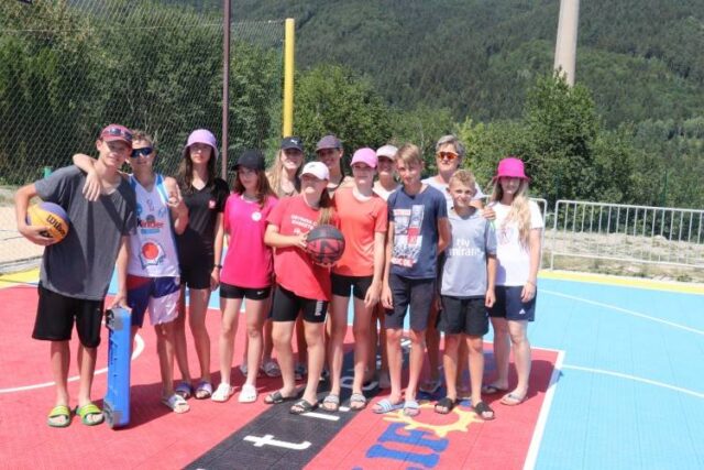 Na Klačne priesečník basketbalu, volejbalu, pohybu a angličtiny