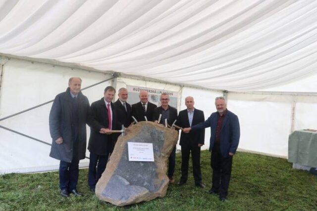 Patálie s rozostavanou plavárňou