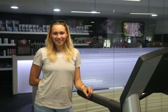 Prichádza vážna hráčka pod kôš