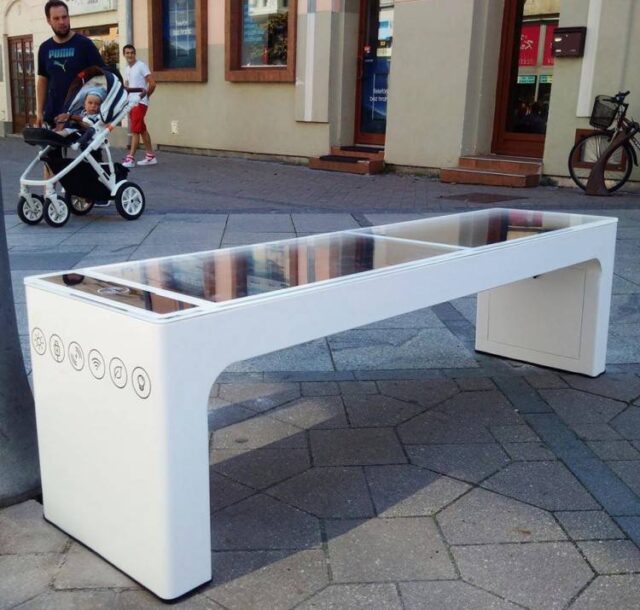 Ružomberčania využívali výhody inteligentnej lavičky krátko