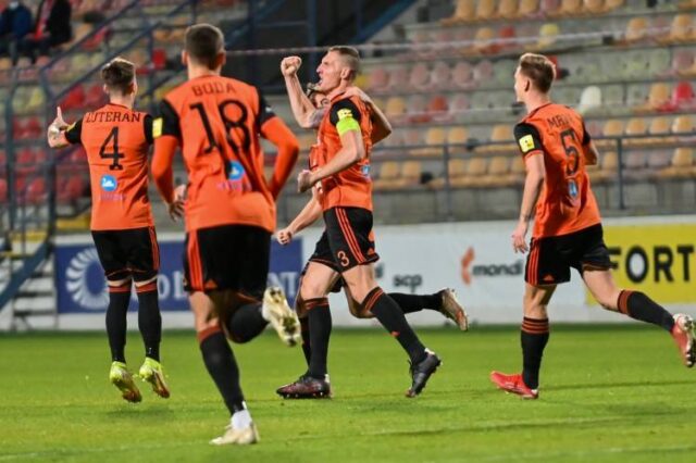 Obranca J. Maslo sa gólovom dotiahol na útočníka M. Regáliho