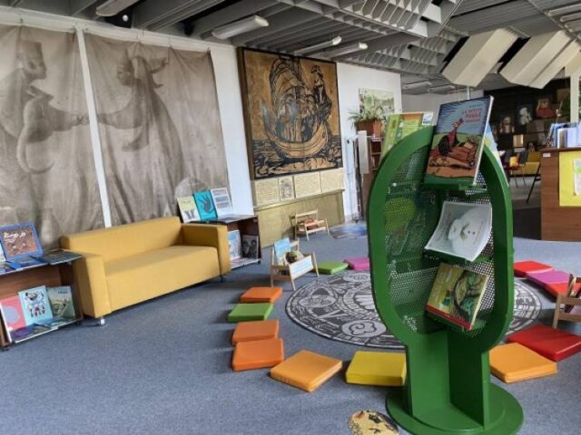 Mestská knižnica pripravila inšpiratívnu výstavu pre deti „Tiché putovanie“