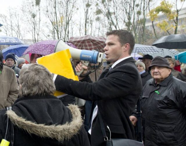Nezmyselné divadlo pokračuje. Bývalí zamestnanci sa nevedia zmieriť s rozhodnutím súdov, ktoré neuznávajú ich údajné nároky