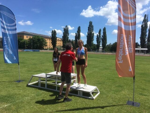 Atlétka L. Kršková s bronzovou medailou