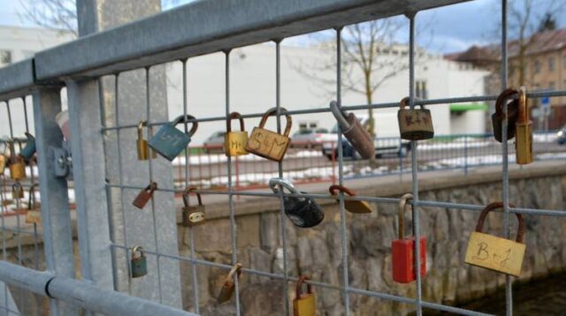Lavička so zámkami lásky