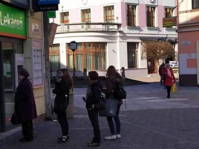 Ružomberčania vychádzajú na balkóny a potleskom ďakujú