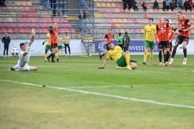 F. Lichý obrazne z postele skočil na zelený koberec