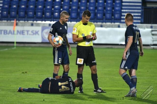 M. Mastiš sa rozhodol zavesiť píšťalku na pomyslený klinec