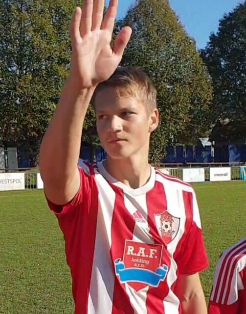 Mladý kanonier miesto lopty pomáha pri ťažbe dreva