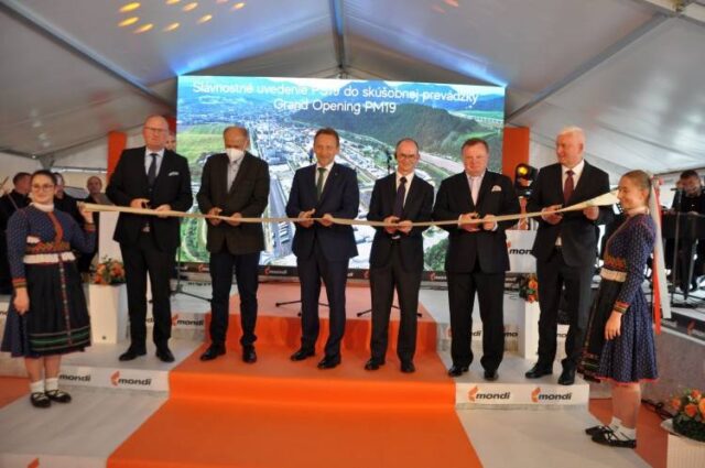 Nový stroj za rok spracuje tisíce ton zberového papiera