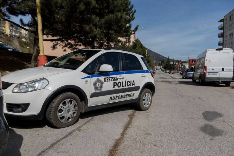 Udržať situáciu pod kontrolou pomáha mestu aj mestská polícia