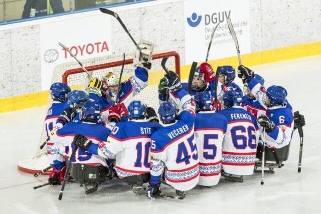 Aj ružomberský hokejista na sánkach  bol pri postupe medzi svetovú elitu