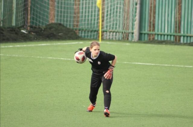 Chytá za juniorky a mužom rozhoduje na čiare