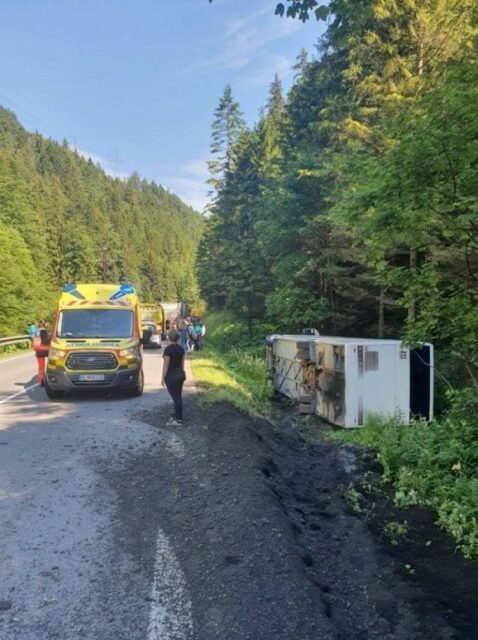 Prevrátený autobus na Donovaloch