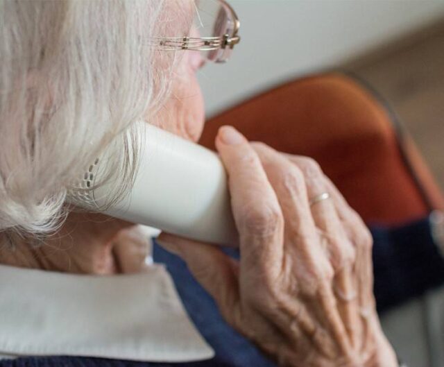 Seniorom pomáha projekt Pošli tašku