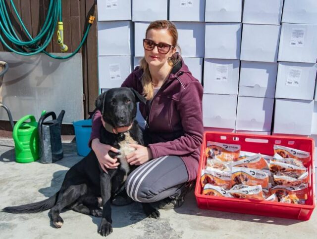 Tauris Group začala vyrábať pamlsky pre psov a pomohla útulku