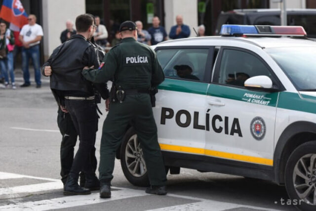 Ružomberskí policajti odhalili krádež, vyhrážanie aj alkohol za volantom