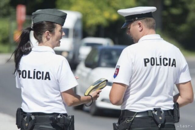 Policajti vyvádzali bezdomovcov z ubytovne, podgurážení obťažovali okolie