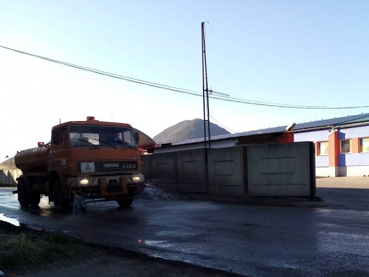 Ružomberská samospráva dezinfikuje mesto, čistia sa komunikácie po zime