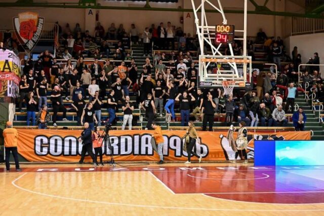 V sobotu pokračuje bitka o basketbalový primát
