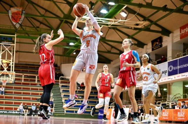 Pod ženskými košmi sa začína semifinálový film