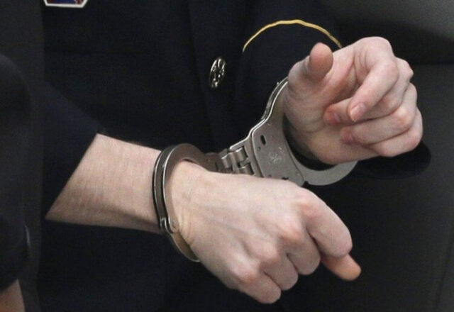Žena rozbíjala zariadenie v byte, skončila v putách. Ružomberskí policajti riešili aj hluk zo svadby