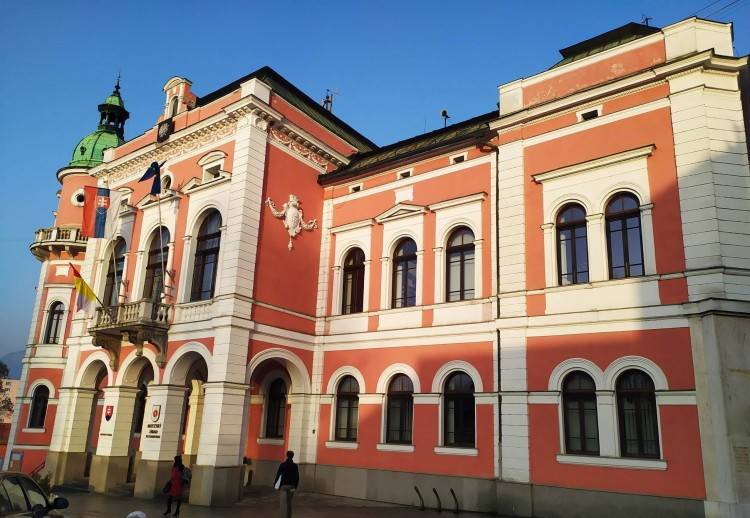 Mesto vyzýva podnikateľov na zatvorenie prevádzok, V Ľubochni zvažujú turistický výstup
