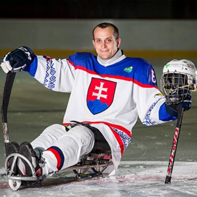 Parahokejista A. Rauš je znovu na sánkach a s hokejkou