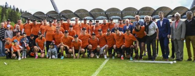 Víťazná rozlúčka so sezónou, so striebornou dekoráciou