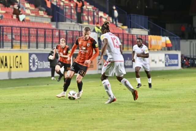 Spod Čebraťa pod hrad Matúša Čáka s trojgólovým batohom