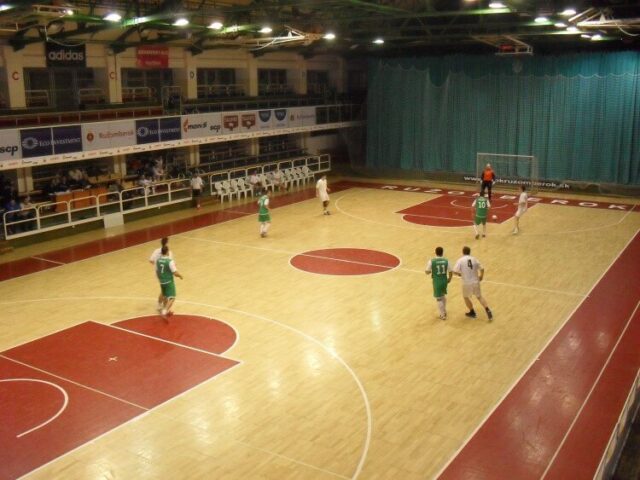 Futbaloví arbitri v hráčskom šate