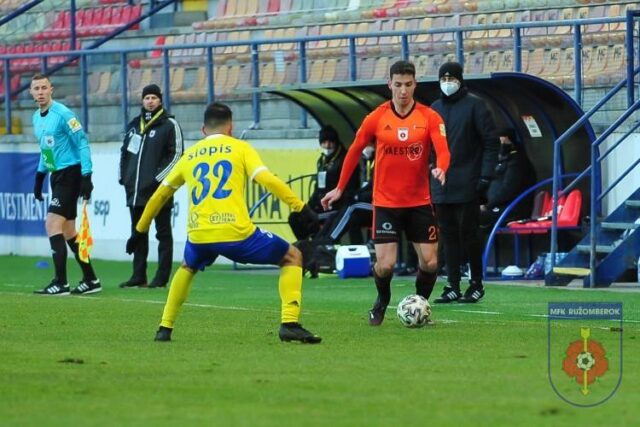 M. Sapara aj šestnásťkrát za deň vytočil Hasprove číslo