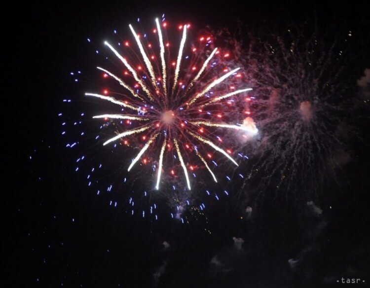 Silvestrovská noc si vyžiadala niekoľko policajných priestupkov aj ošetrení popálenín