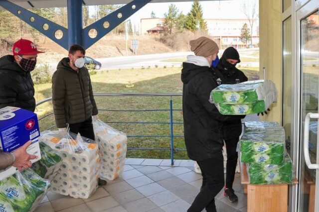 Futbalisti Ruže pomáhali seniorom a charite