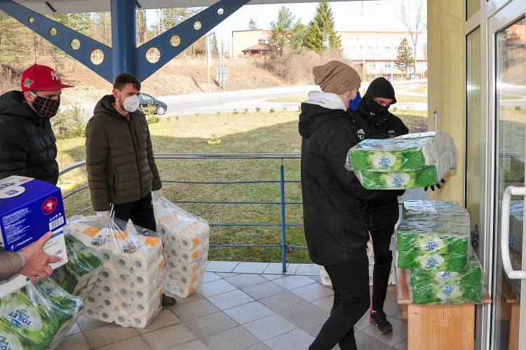 Futbalisti Ruže pomáhali seniorom a charite