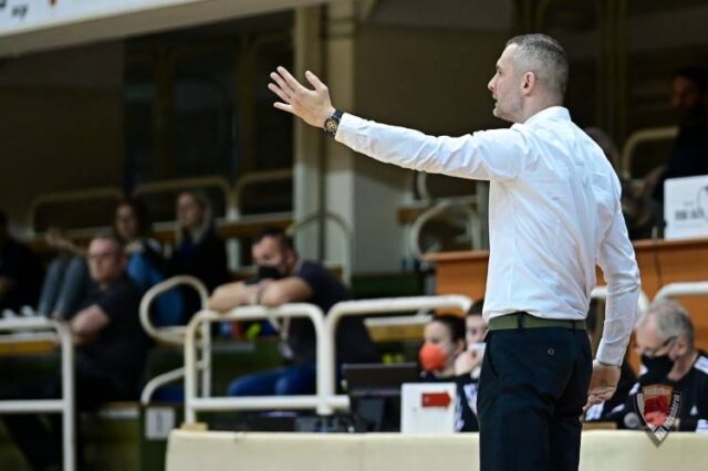 J. Suja bez oddychu, len prehodil výhybku