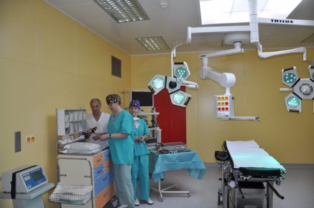 Štyri oddelenia ružomberskej ÚVN majú nové prenosné defibrilátory