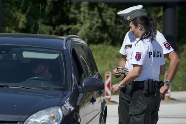 Dvoch vodičov prichytili s alkoholom za volantom