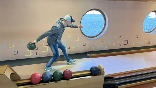 Miesto lopty bowling, celuloidová loptička, biliard a stolný futbal