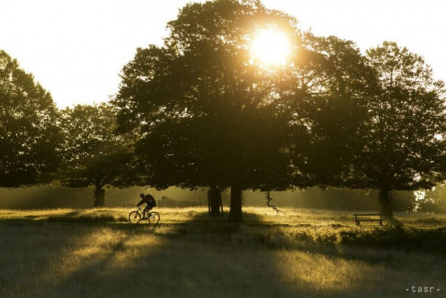 Čaká nás teplý víkend, pozor na búrky