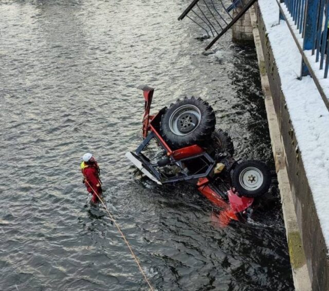 Traktor skončil vo Váhu