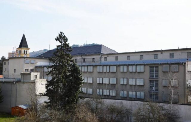 Ružomberskí väzni ušijú tisíc rúšok denne