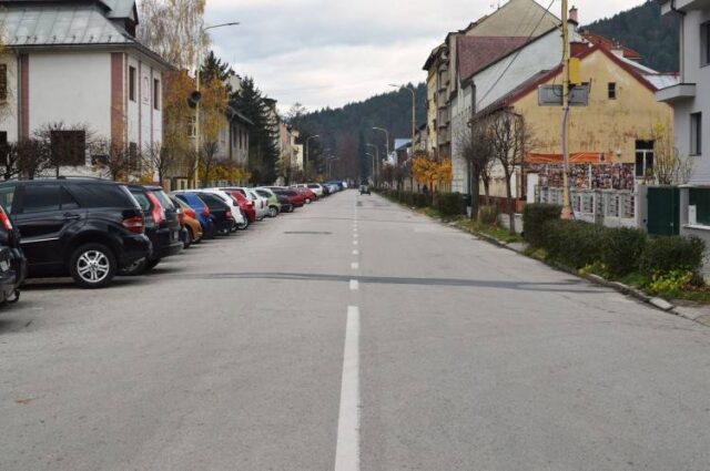 Žena poškodila zaparkované auto a z miesta odišla